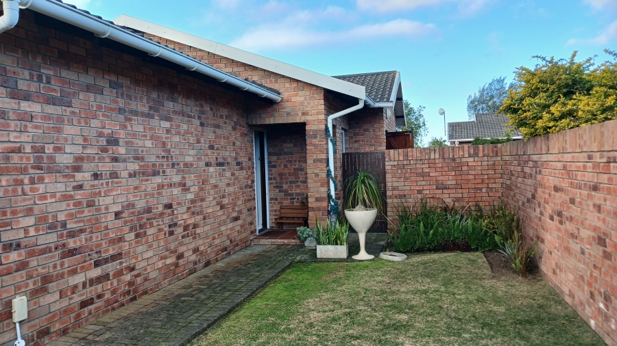 To Let 2 Bedroom Property for Rent in Glenroy Park Eastern Cape